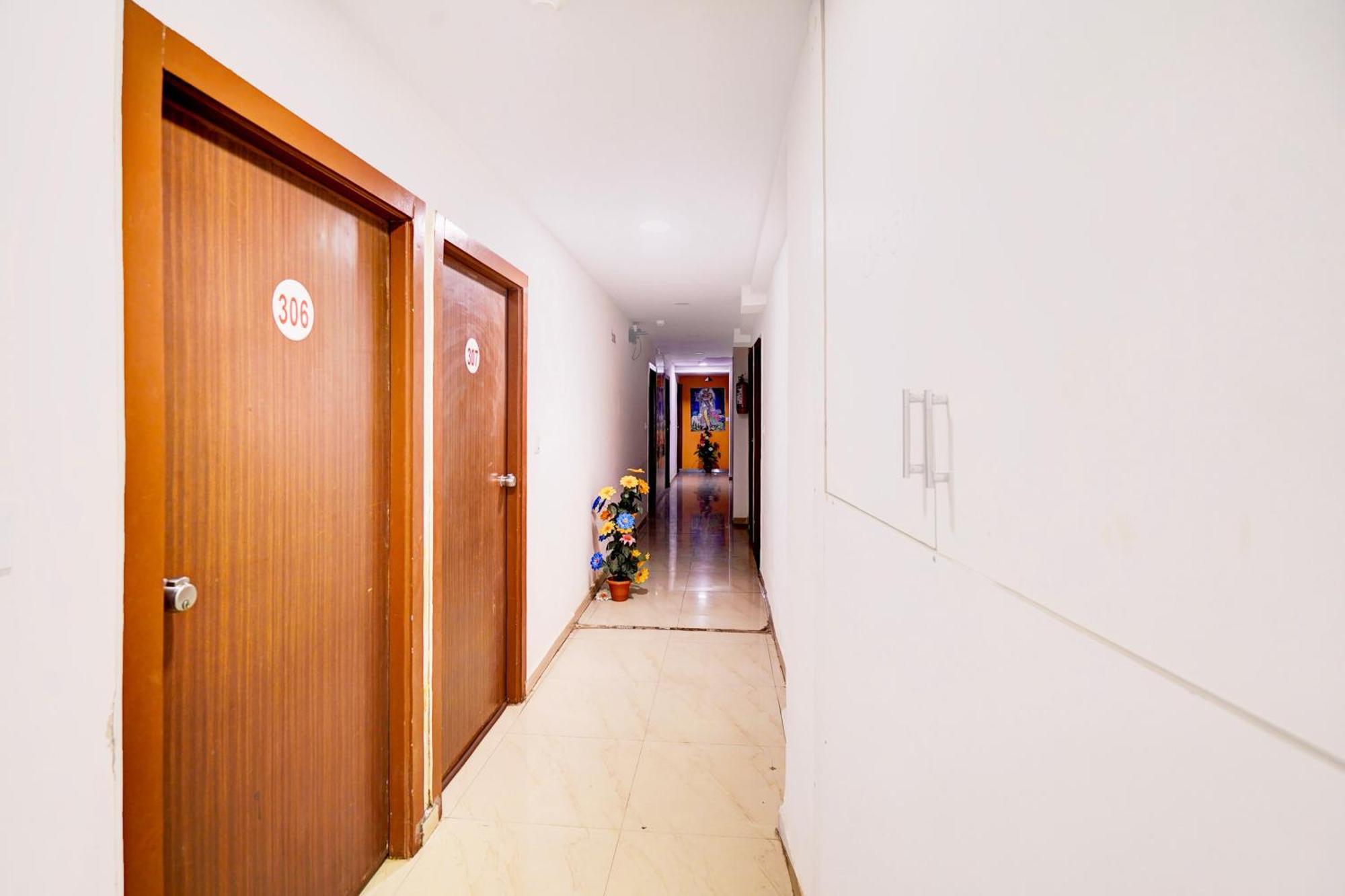 Super Hotel O Geeta Mandir Formerly Hotel Green Park 阿穆达巴 外观 照片