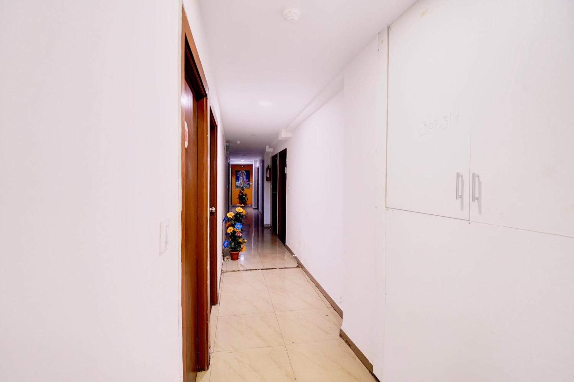 Super Hotel O Geeta Mandir Formerly Hotel Green Park 阿穆达巴 外观 照片