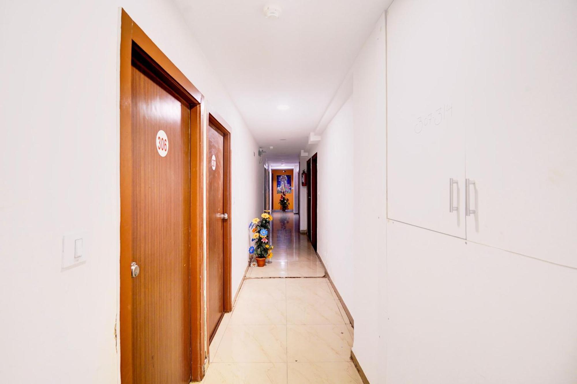 Super Hotel O Geeta Mandir Formerly Hotel Green Park 阿穆达巴 外观 照片
