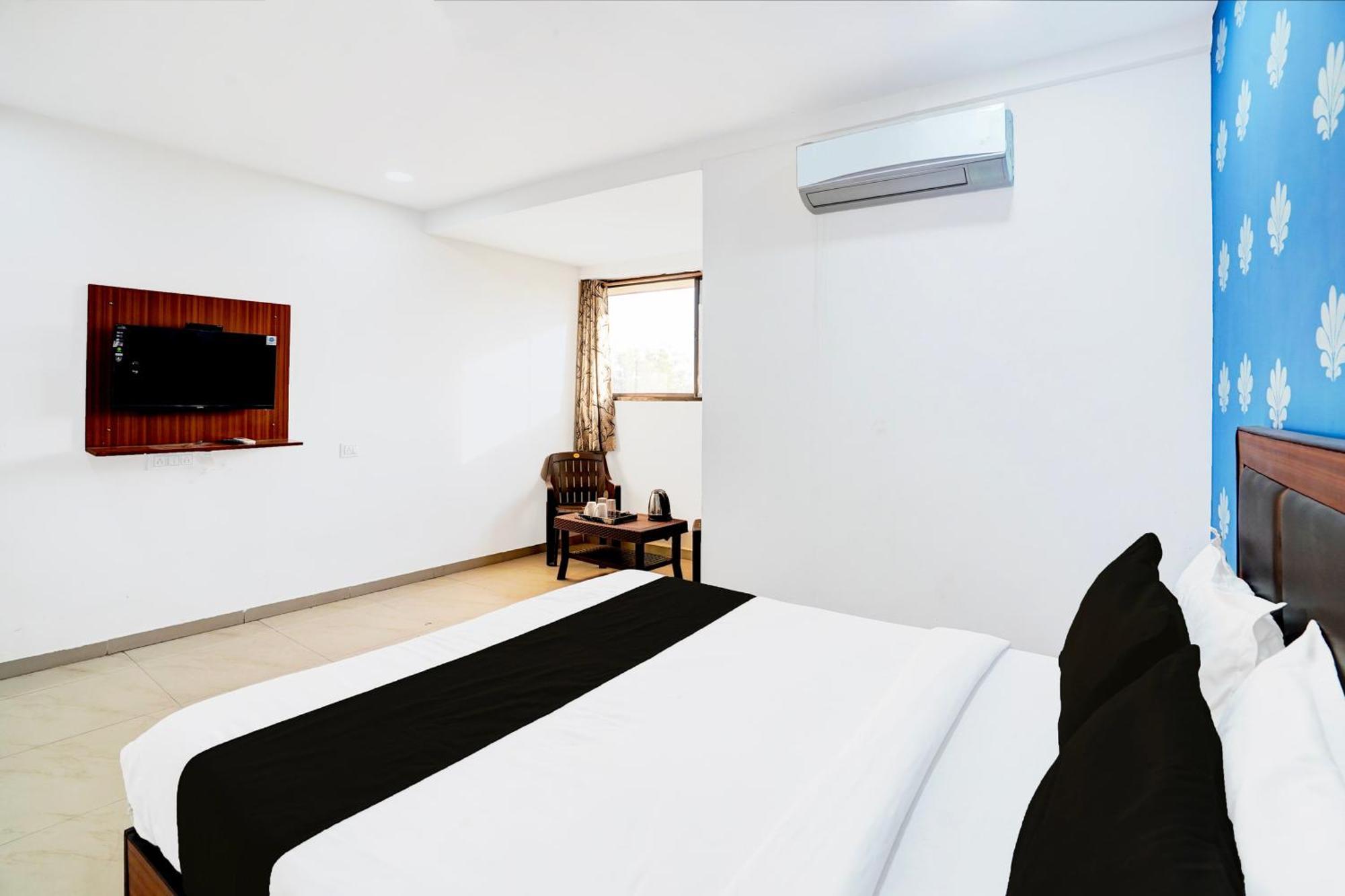 Super Hotel O Geeta Mandir Formerly Hotel Green Park 阿穆达巴 外观 照片