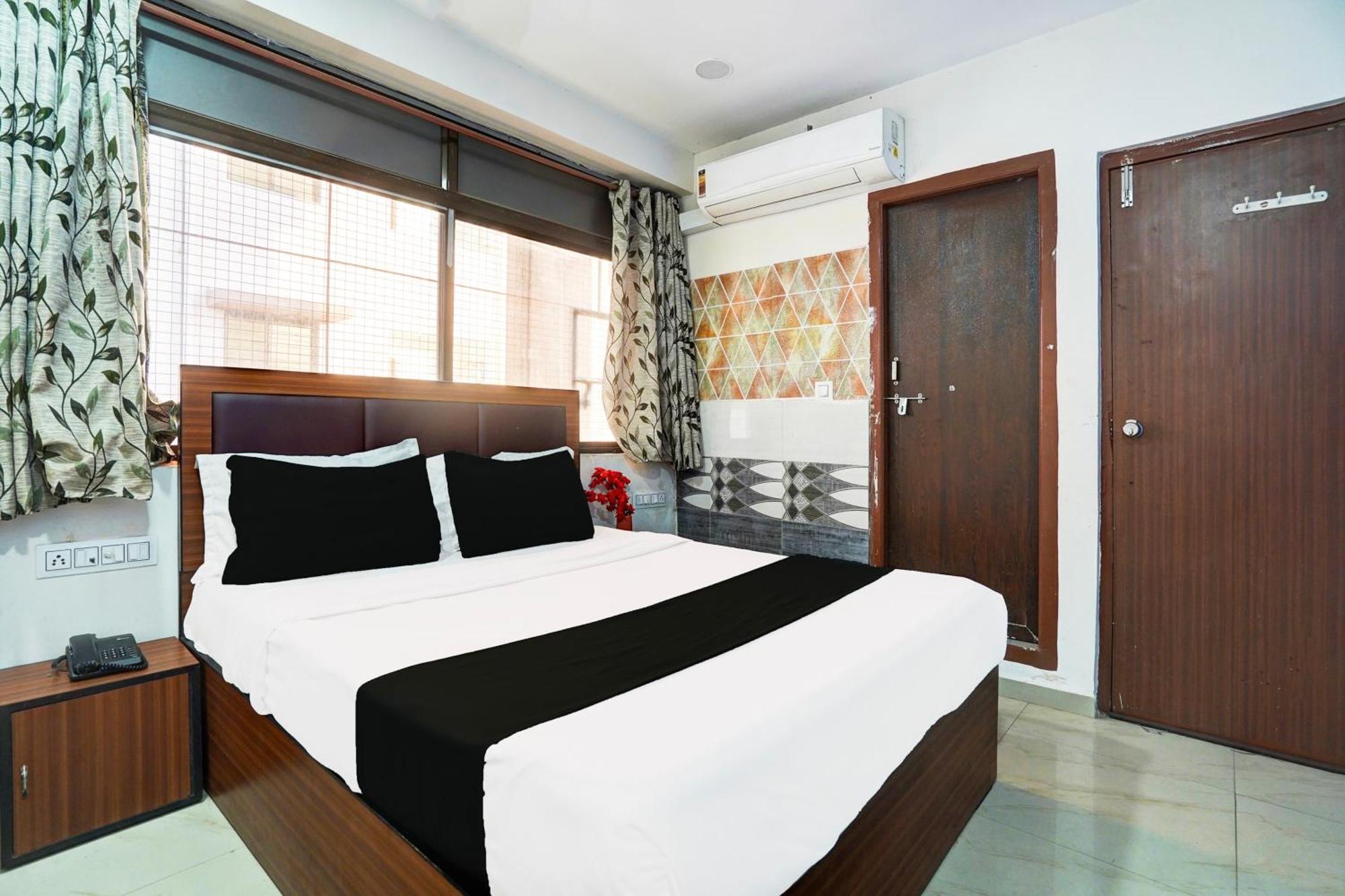 Super Hotel O Geeta Mandir Formerly Hotel Green Park 阿穆达巴 外观 照片