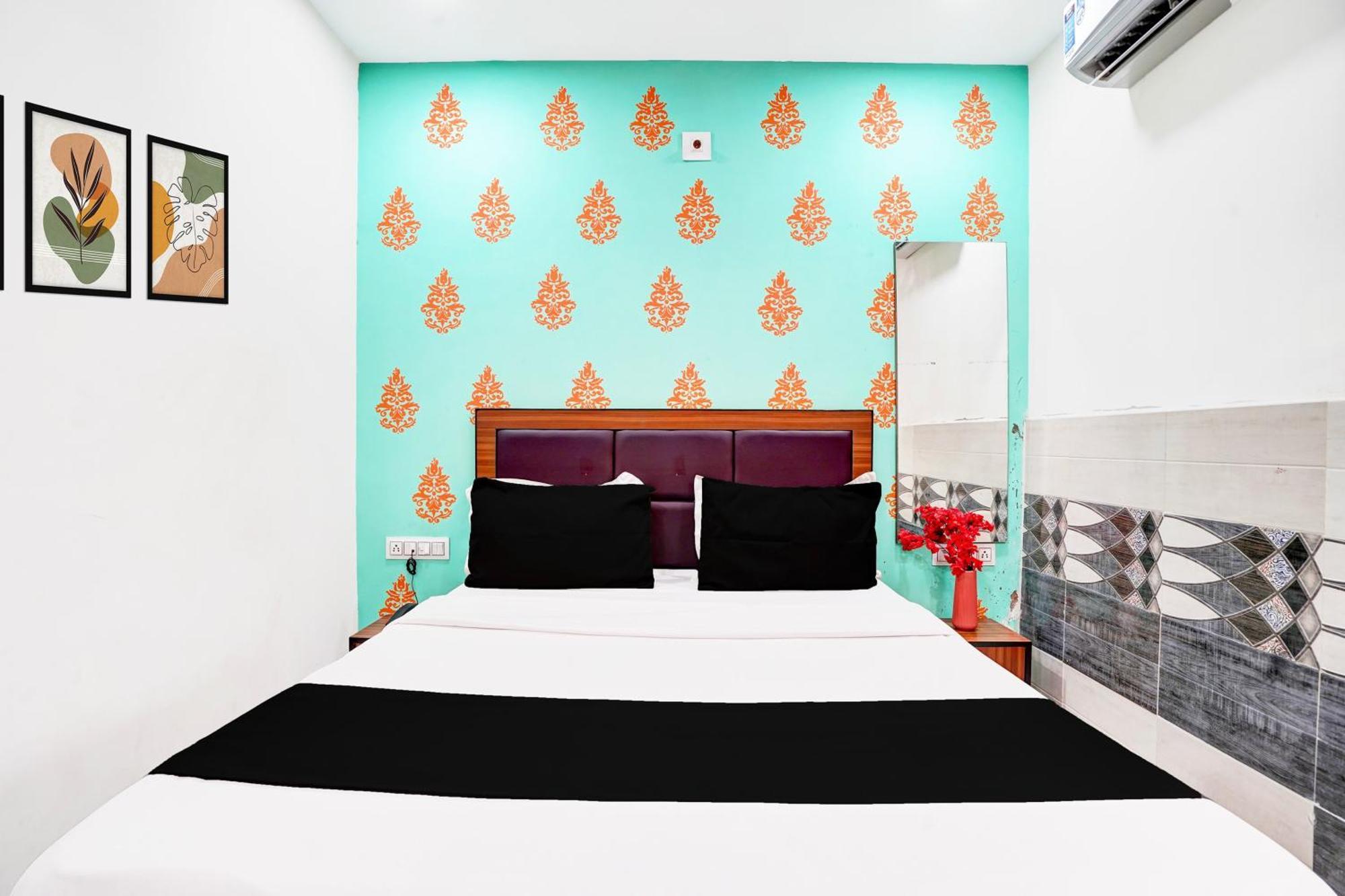 Super Hotel O Geeta Mandir Formerly Hotel Green Park 阿穆达巴 外观 照片